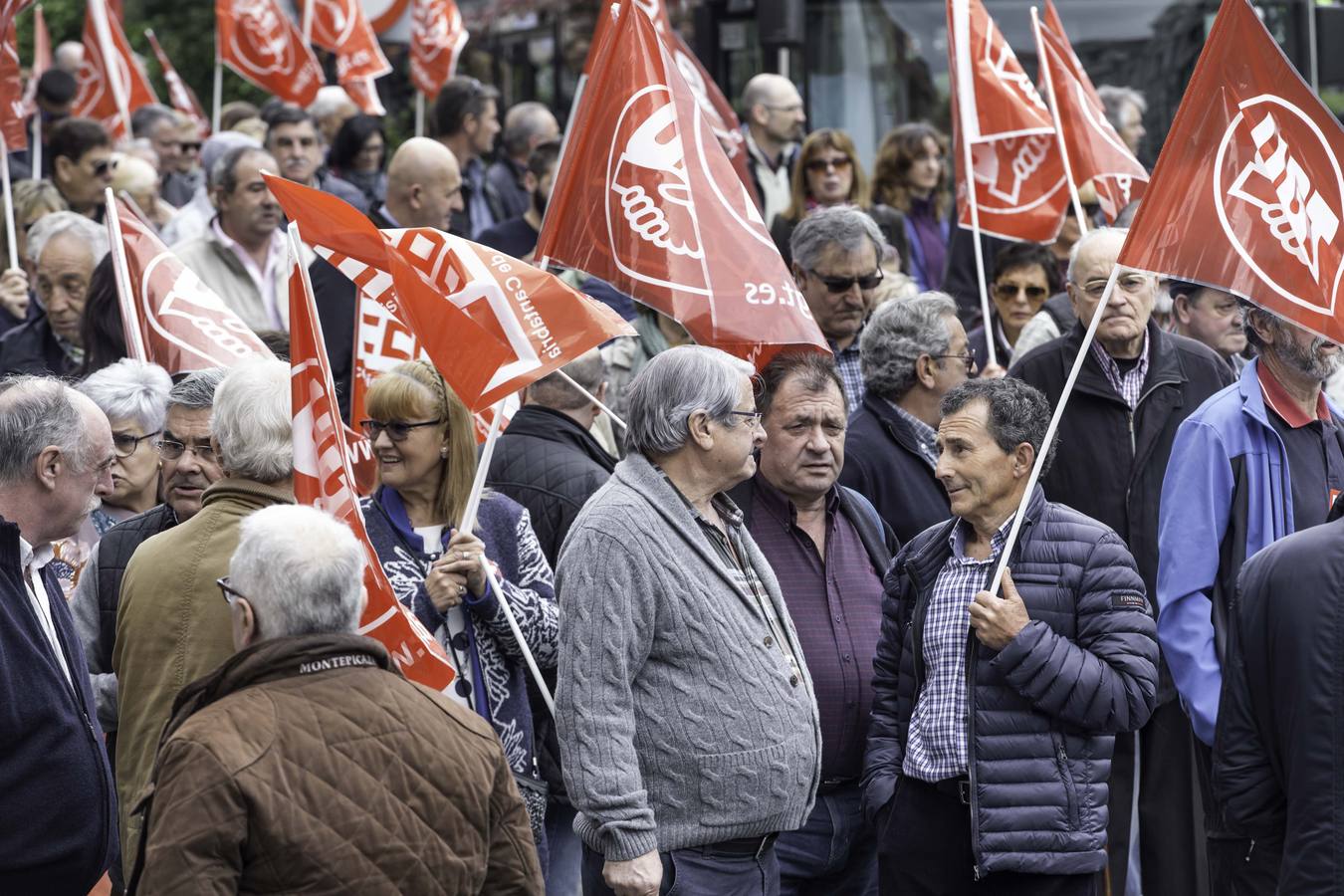 Miles de personas se han manifestado en Santander en defensa de las pensiones públicas.