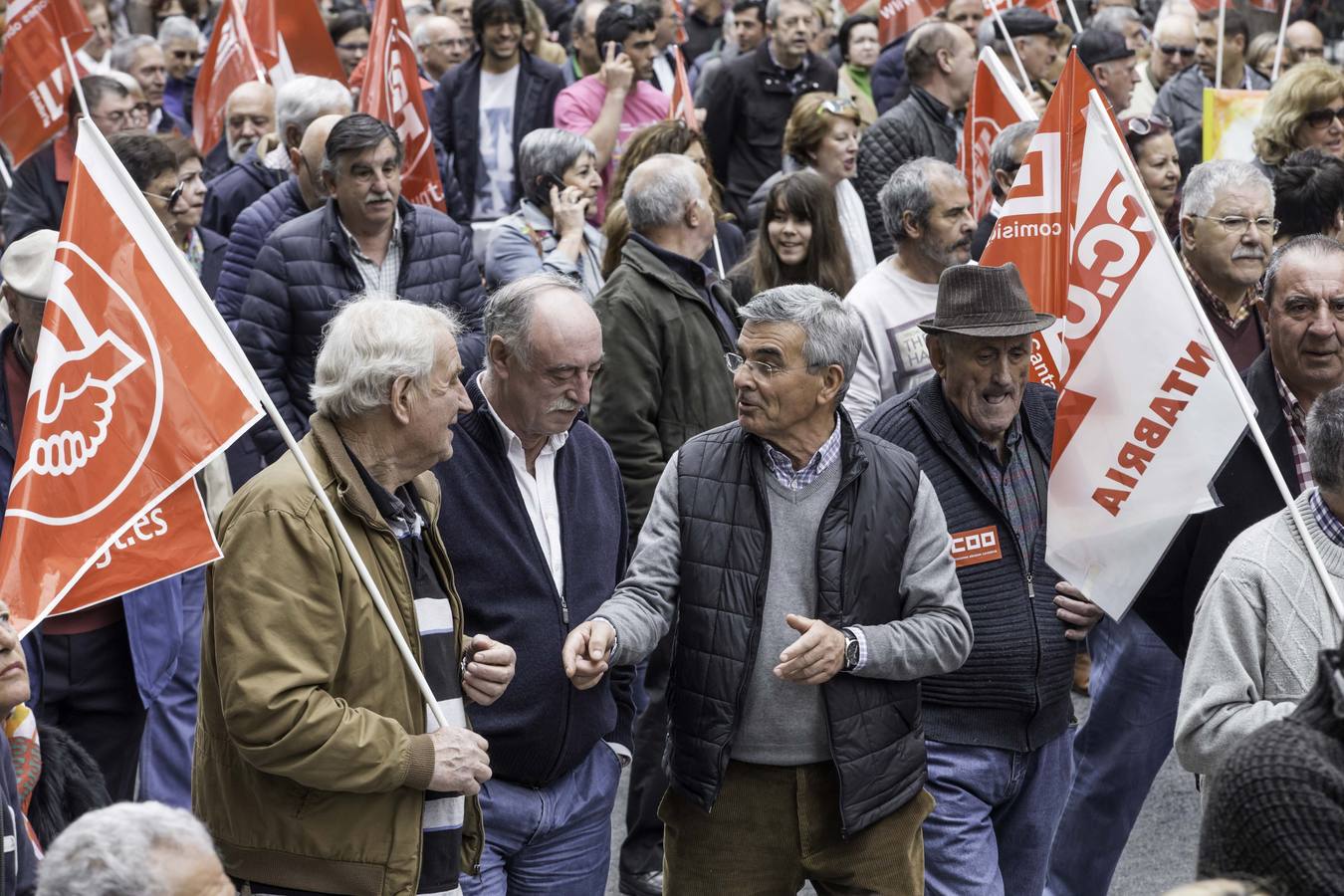 Miles de personas se han manifestado en Santander en defensa de las pensiones públicas.