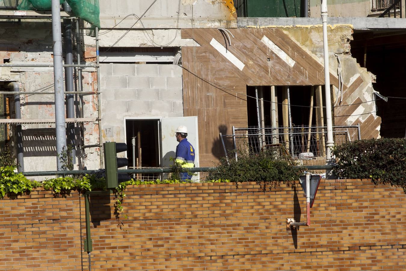 Una estructura de hormigón en la parte trasera del edificio es la más visible del plan de emergencia