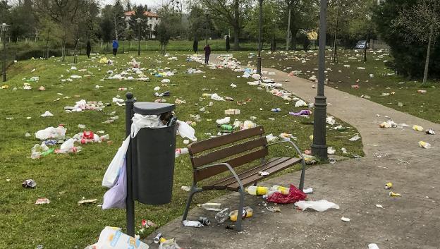 El parque de Mies de Meji, el barrio más afectado, presentaba ayer un aspecto desolador.