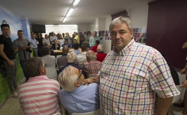 Peláez, en primer plano, en una reunión en la que la mayoría de los clubes de Cantabria le manifestaron su apoyo después de recibir amenazas.