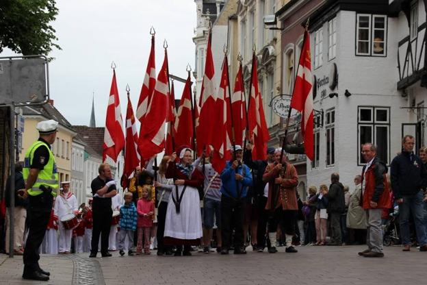 Desfile de daneses en Flensburg, ciudad de Schleswig-Holstein fronteriza con Dinamarca. .