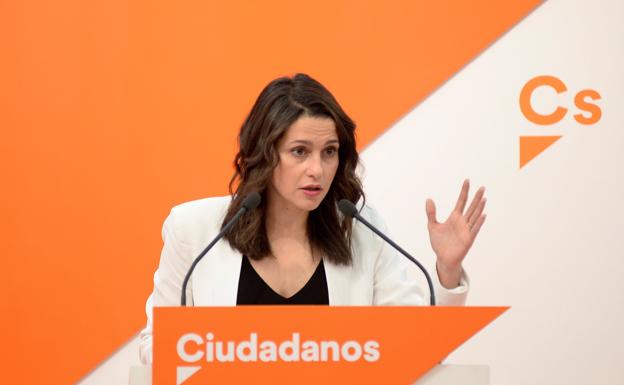 La portavoz de Ciudadanos, Inés Arrimadas, durante la rueda de prensa que ha ofrecido hoy.