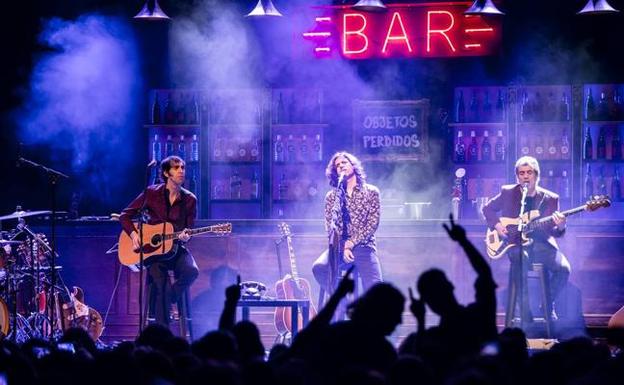 Rulo, flanqueado por los guitarristas Pati Baraldés y Fito Garmendia en una imagen de la actual gira de teatros. 