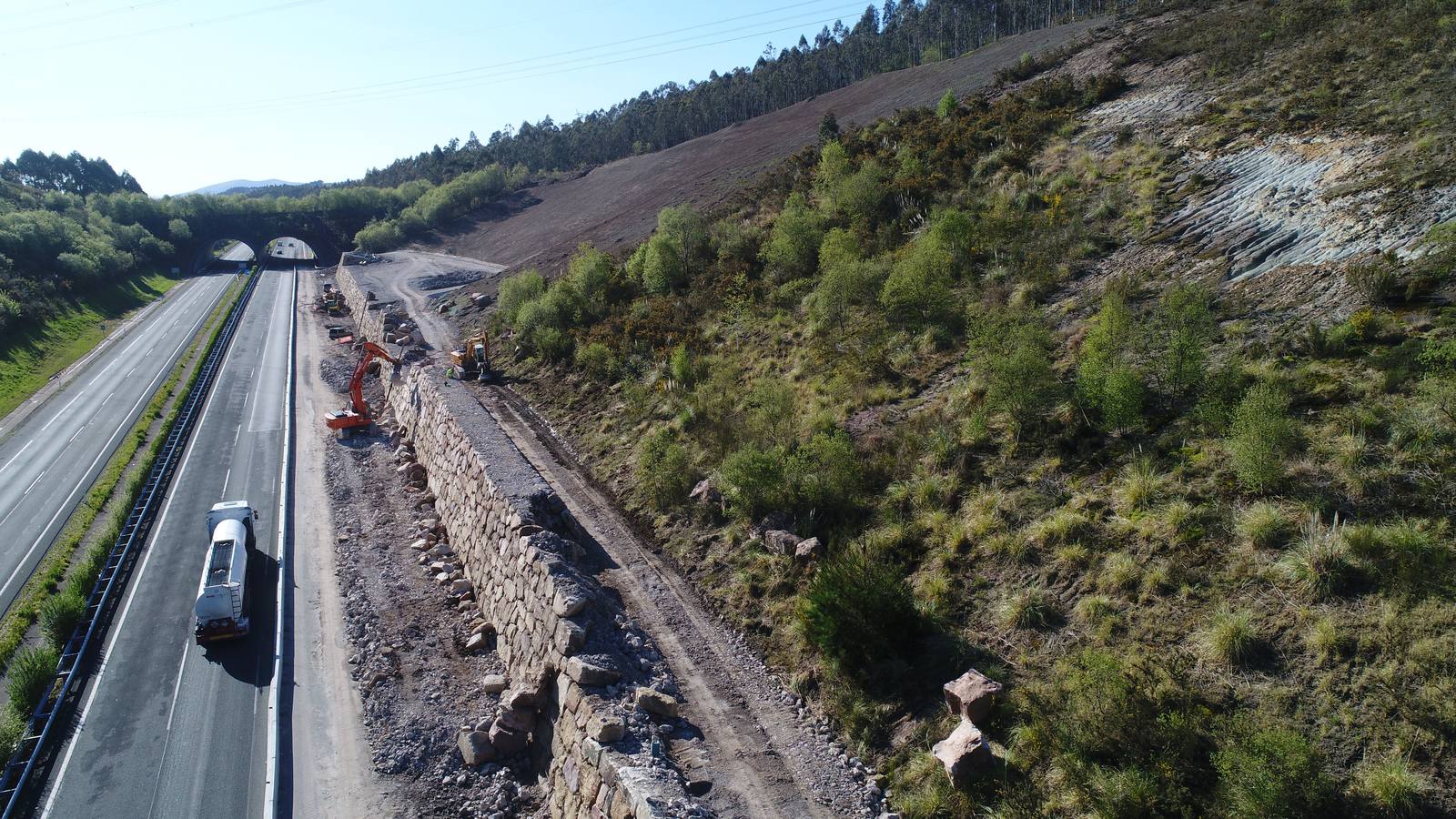 Fotos: Prosiguen las obras para frenar el argayo de Caviedes