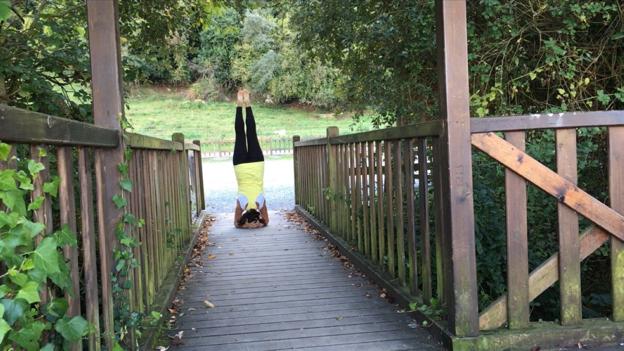 María del Carre en uno de los ejercicios de yoga que practica. :: dm