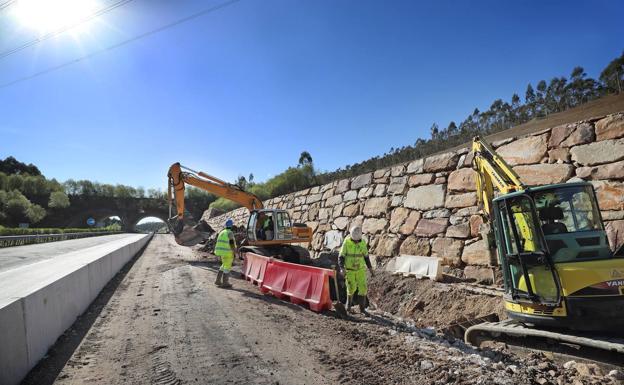 Galería. La larga escollera de grandes piedras para frenar la ladera.