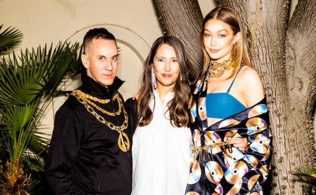 El diseñador Jeremy Scott, Ann-Sofie Johansson, asesora creativa de la firma sueca, y Gigi Hadid. 