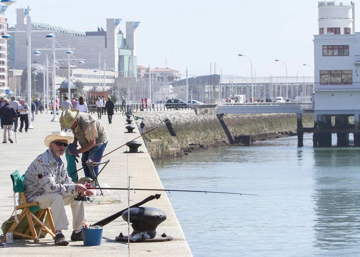 Las altas temperaturas de este abril han sacado a los primeros valientes a las playas de Cantabria