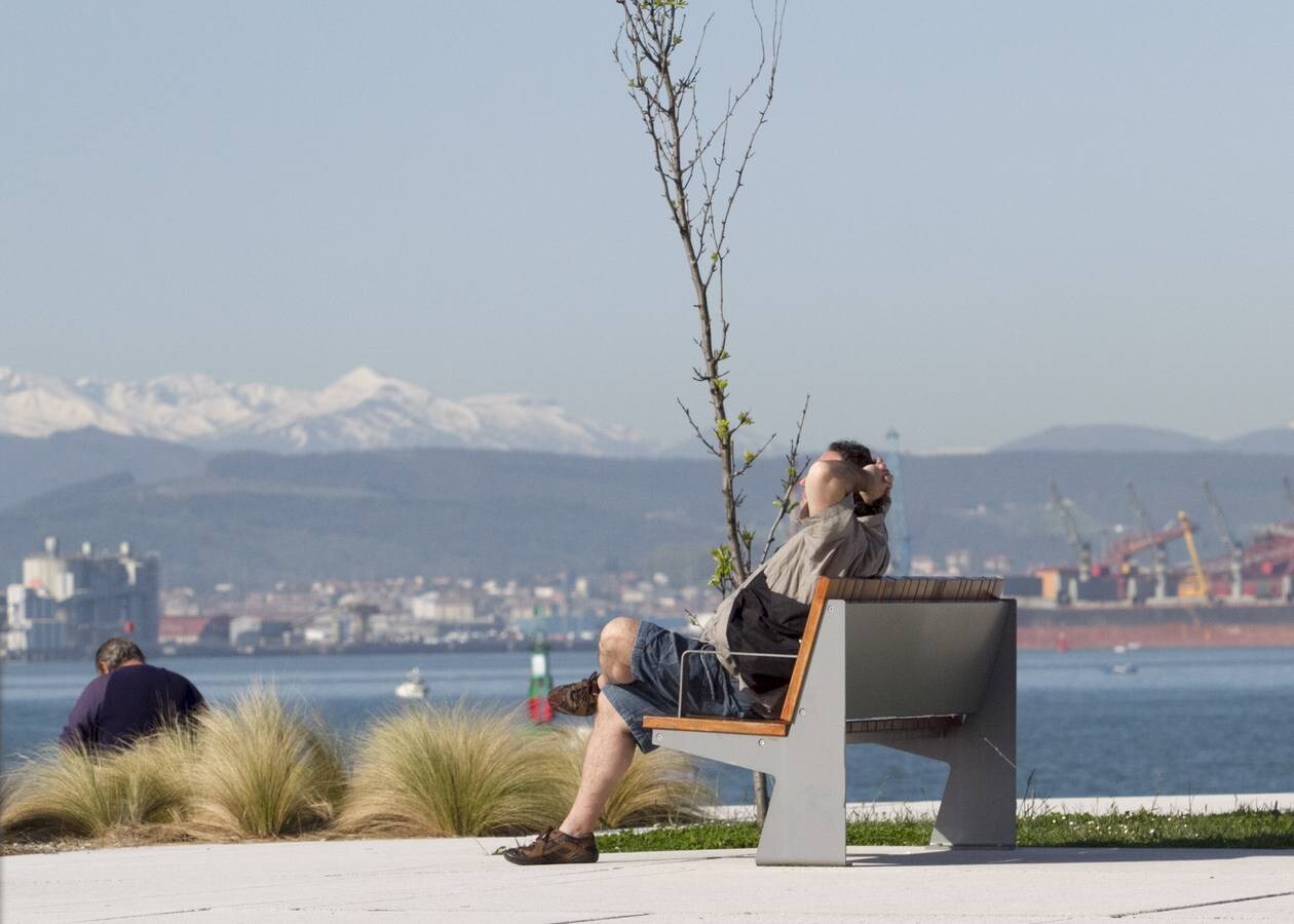 Las altas temperaturas de este abril han sacado a los primeros valientes a las playas de Cantabria