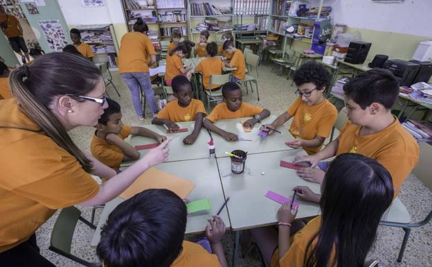 Los centros públicos abren hoy durante la primera jornada de huelga de los docentes interinos