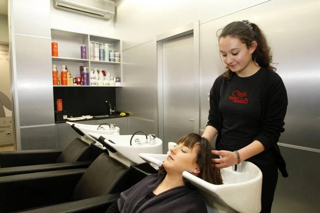La joven Aroa Muñoz compagina sus estudios de 3º de la ESO con sus prácticas en una peluquería. 