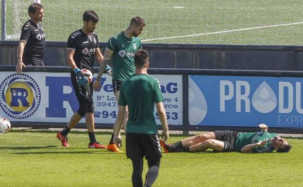 Paco Regalón se lamenta ayer sobre el césped del campo 2 de las Instalaciones Nando Yosu tras sufrir un golpe en la rodilla. Se retiró de la sesión de trabajo, pero al final solo se le ha diagnosticado una contusión. 