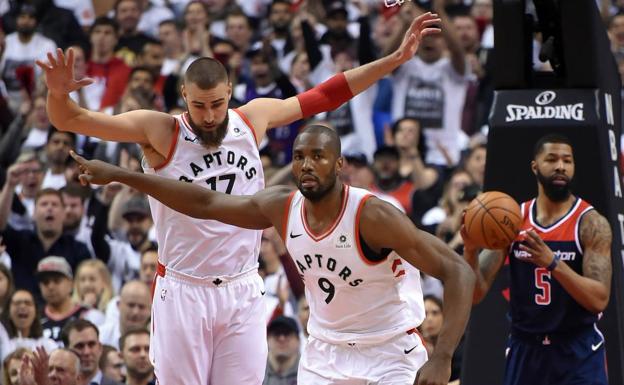 Serge Ibaka celebra una canasta. 