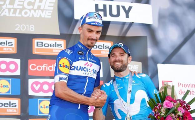 Julian Alaphilippe y Alejandro Valverde, en el podio de Huy. 