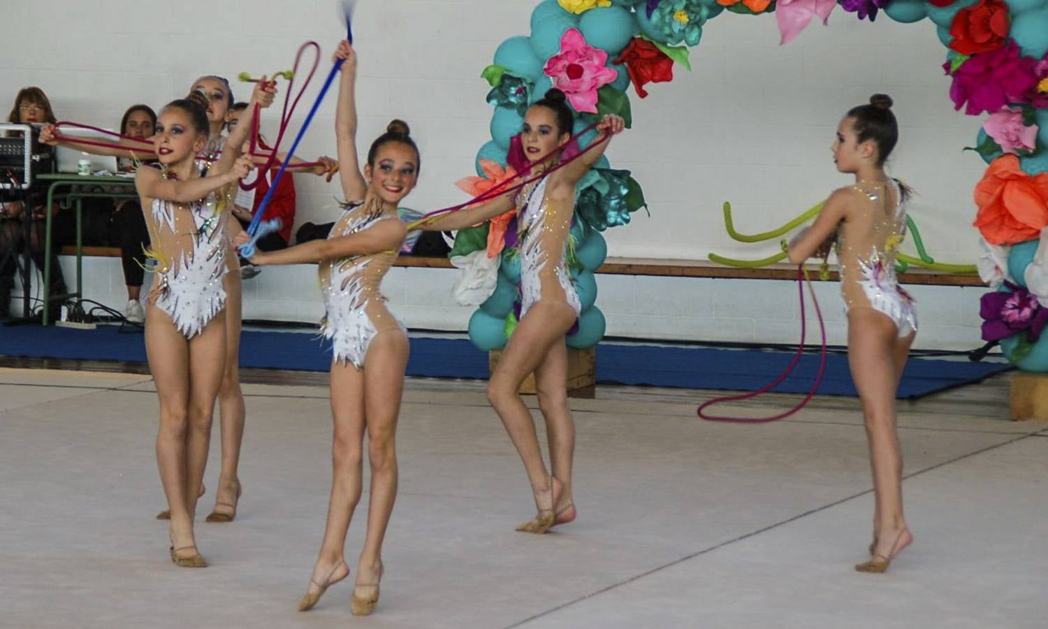 El equipo infantil del Club Rítmica Santander, que se proclamó campeón de Liga A, durante su ejercicio de cuerda.