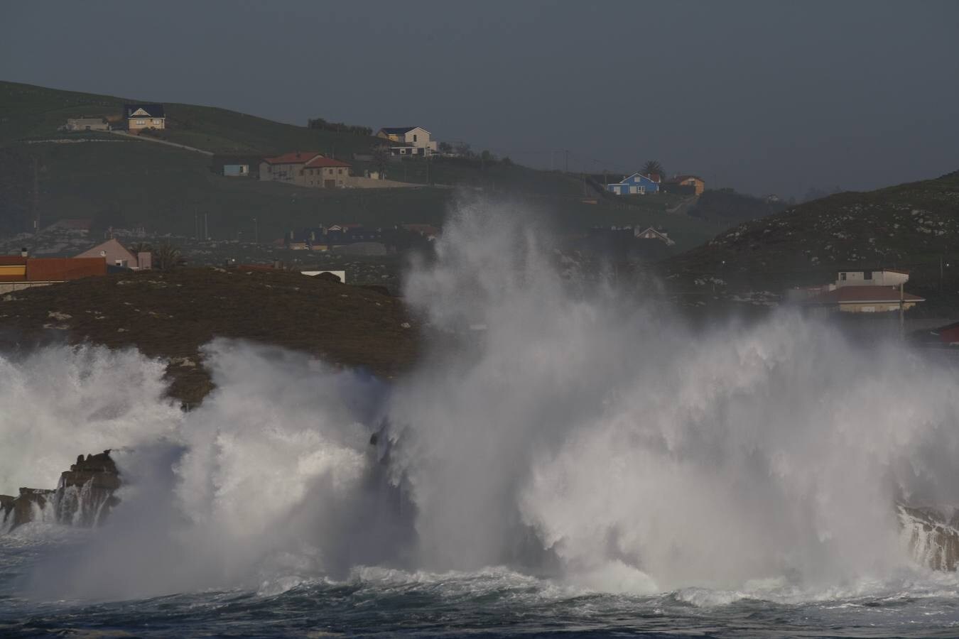 Fotos: El Mar Cantábrico golpea la costa en Suances
