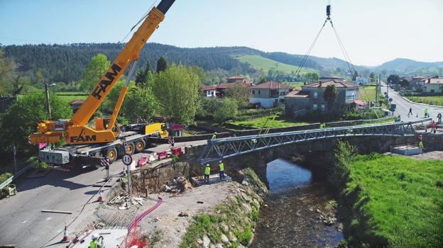  La pasarela discurrirá paralela al puente y será sólo para personas. 