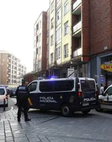 Imagen secundaria 2 - Espectacular redada policial contra el tráfico de drogas en el barrio de La Inmobiliaria 