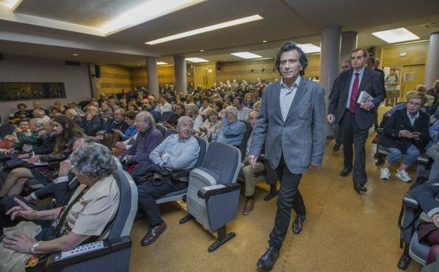 Arcadi Espada accede al salón de actos del Ateneo, que se llenó para seguir la intervención del periodista.