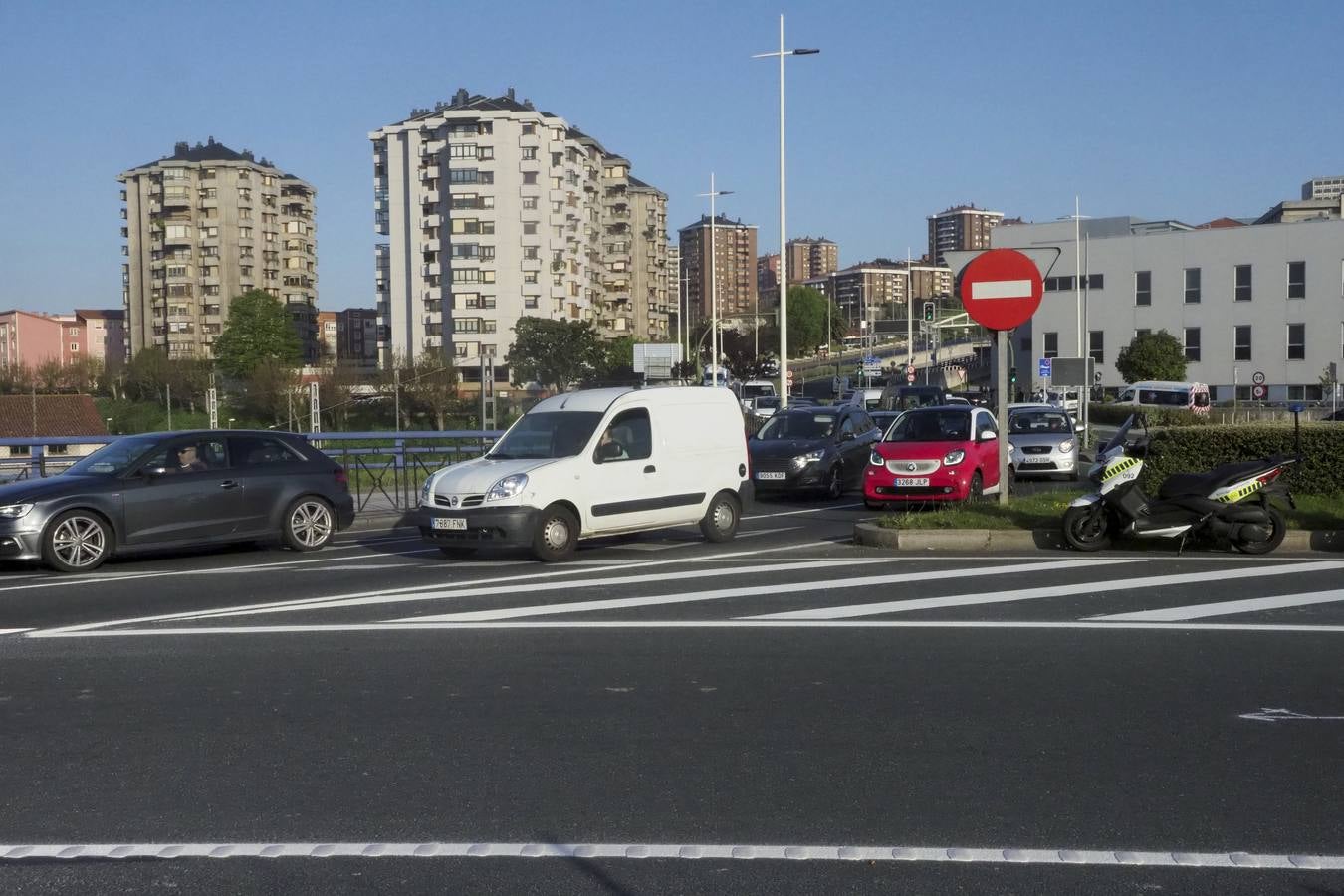 Ya está en funcionamiento la nueva glorieta, que ha provocado retenciones en la S-10, hasta el centro comercial de Valle Real