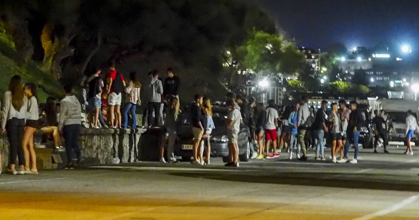 Imagen de archivo de jóvenes haciendo botellón en Piquío, en El Sardinero