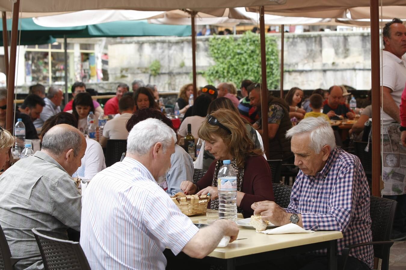 Fotos: Ambiente en Potes en el día previo el cierre de la Puerta del Perdón