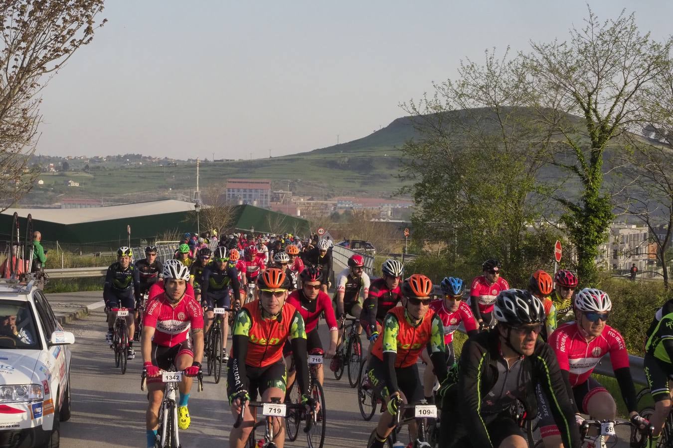 Fotos: 2.000 corredores toman la salida en La Cantabrona