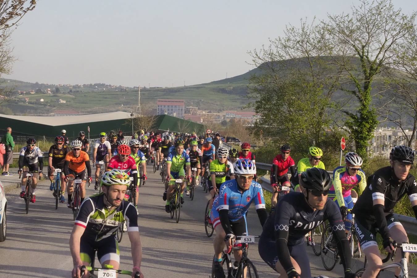 Fotos: 2.000 corredores toman la salida en La Cantabrona