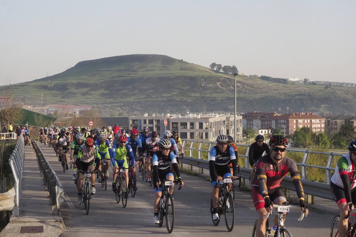 Fotos: 2.000 corredores toman la salida en La Cantabrona