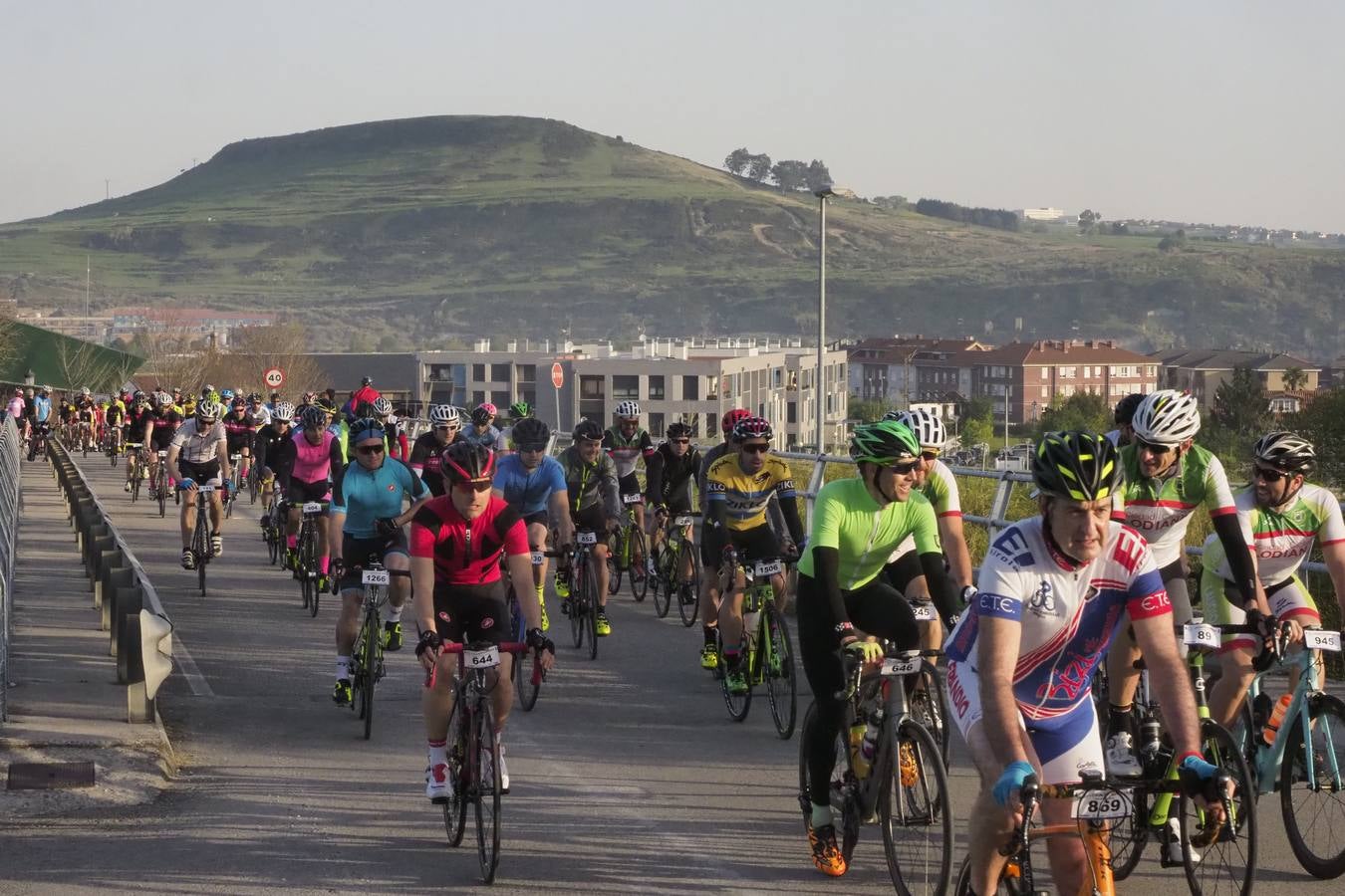 Fotos: 2.000 corredores toman la salida en La Cantabrona