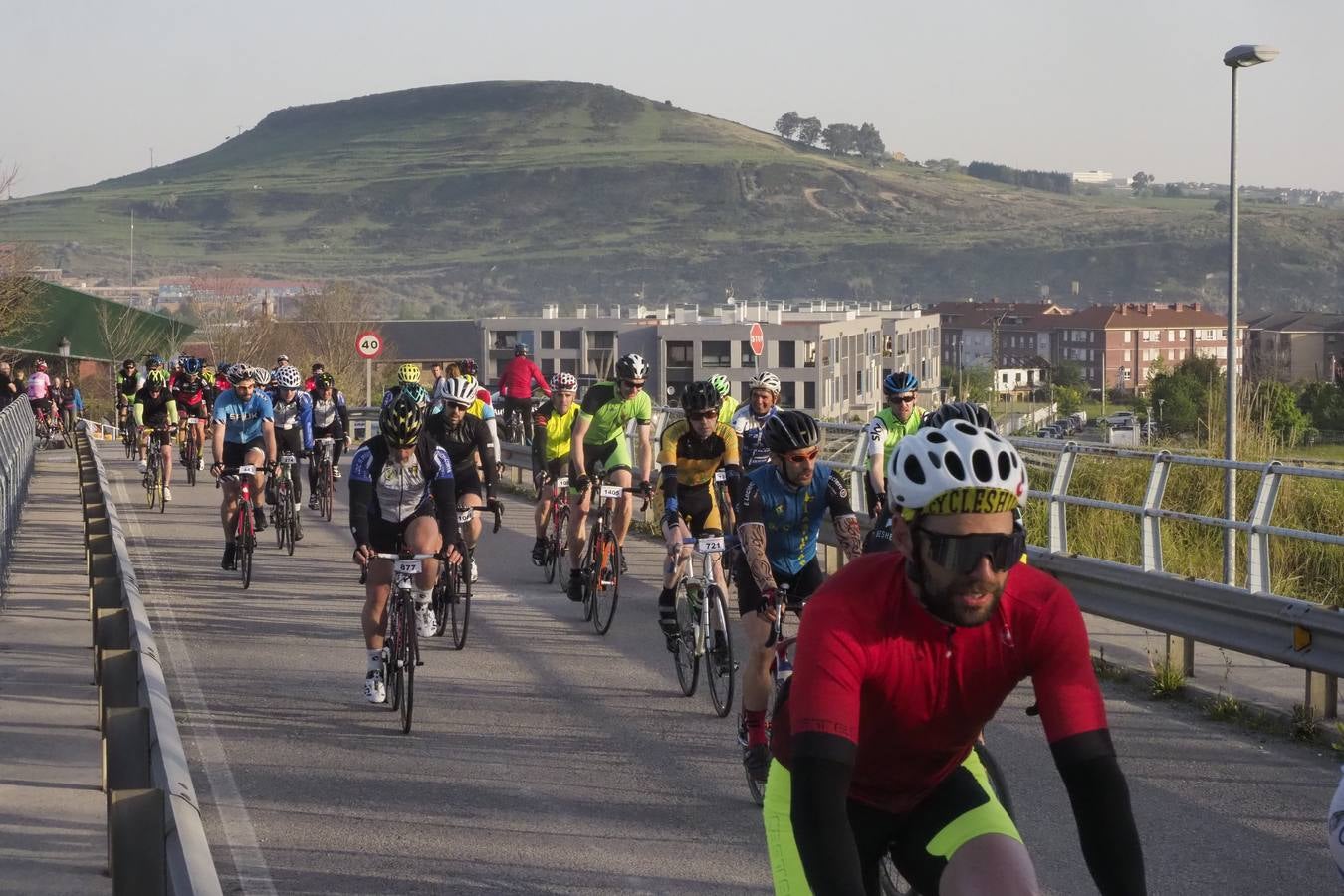 Fotos: 2.000 corredores toman la salida en La Cantabrona