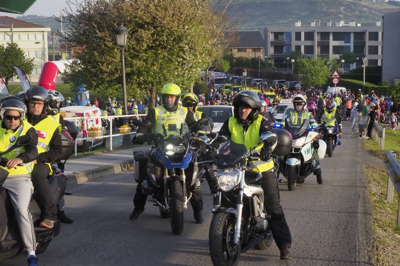 Fotos: 2.000 corredores toman la salida en La Cantabrona