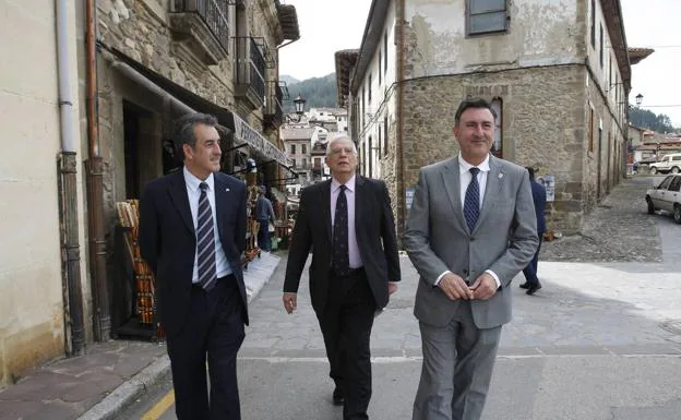 Josep Borrell, en el centro, junto a los consejeros Francisco Martín y Francisco Fernández Mañanes