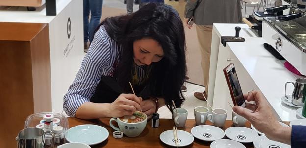 Karen Quiroga, campeona de España de Latte Art, hizo una exhibición en el stand de Quality espreso en Hostelco. 