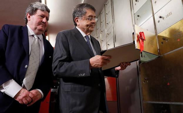 El escritor nicaragüense Sergio Ramírez (d), junto al presidente del Instituto Cervantes, Juan Manuel Bonet (i), deposita su legado en la Caja de las Letras del Instituto Cervantes en vísperas de la ceremonia de entrega del Premio Cervantes 2017. 