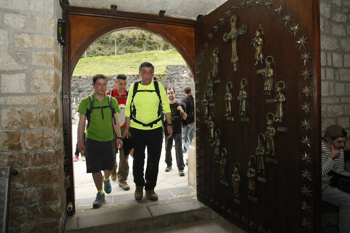 Fotos: Los últimos peregrinos atraviesan la Puerta del Perdón en Santo Toribio