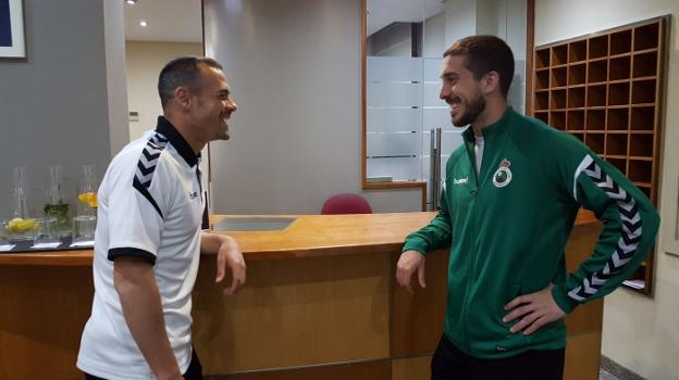 César Díaz y Héber Pena, en el hotel de Tudela donde se hospeda el Racing. 