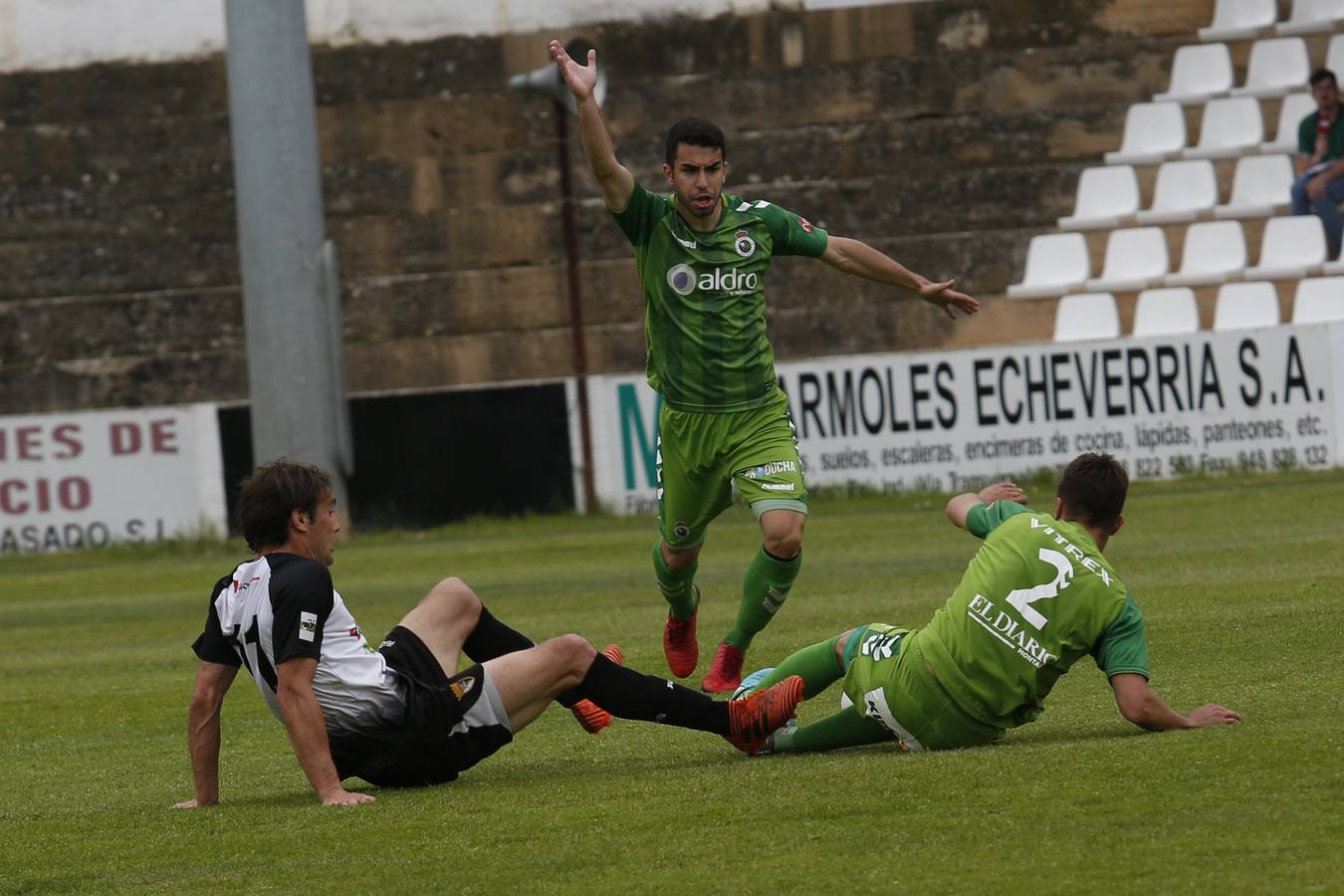 Empate a cero en Navarra tras un encuentro en el que el Racing solo buscó la visctoria en los minutos finales