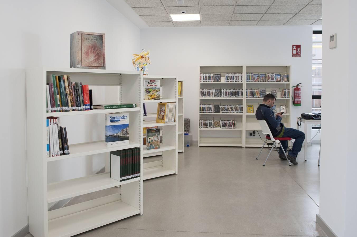 Fotos: La biblioteca de Cazoña abre con 2.500 libros en las estanterías