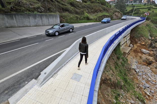 Hace dos años que la Consejería construyó una pasarela sobre el puente. 