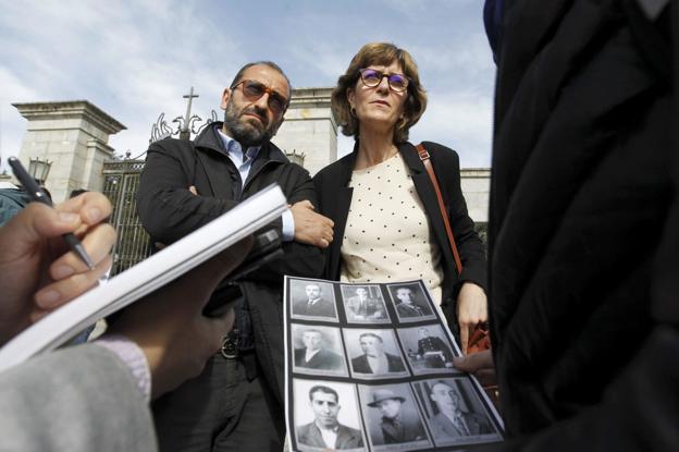 El fin de la espera. Héctor y Rosal Gil Rodríguez, nietos de Pedro Gil Calonge, caído en el bando franquista durante la Guerra Civil, este lunes en la entrada del Valle de los Caídos. 