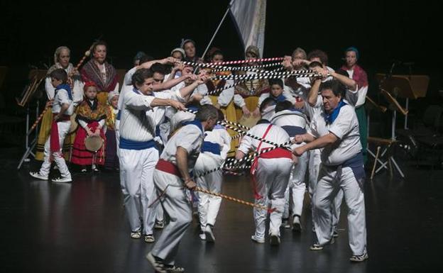Imagen de la Danza de las Lanzas de Ruiloba en la pasada Gala del Folclore de Cantabria 