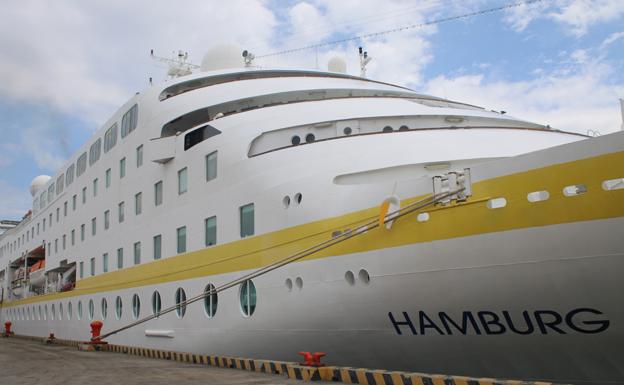 El crucero 'Hamburg' ha atracado este lunes en el Muelle de Maliaño, con 300 pasajeros a bordo.