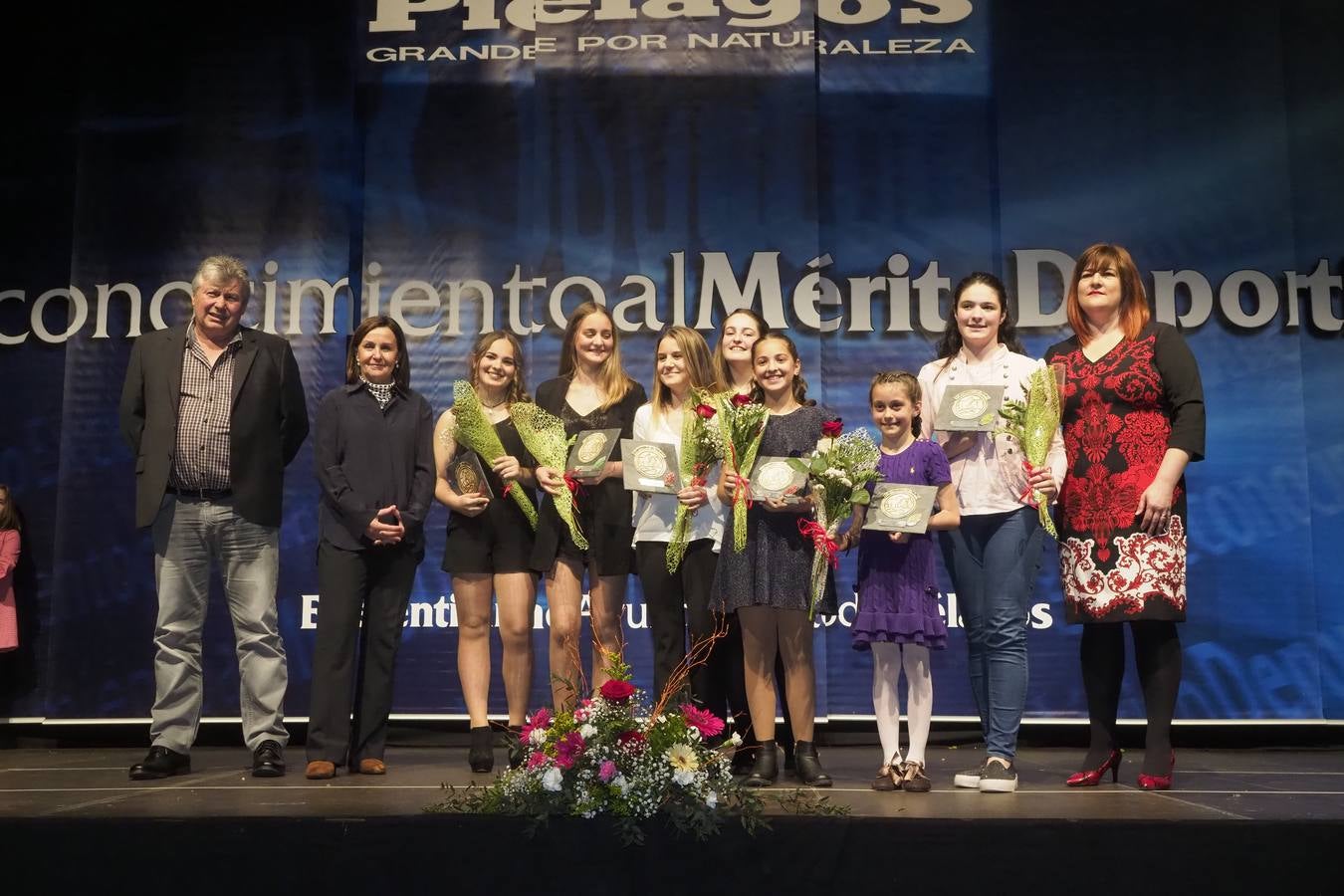 Grupo de distinguidas en Patinaje en la Gala al Mérito Deportivo.