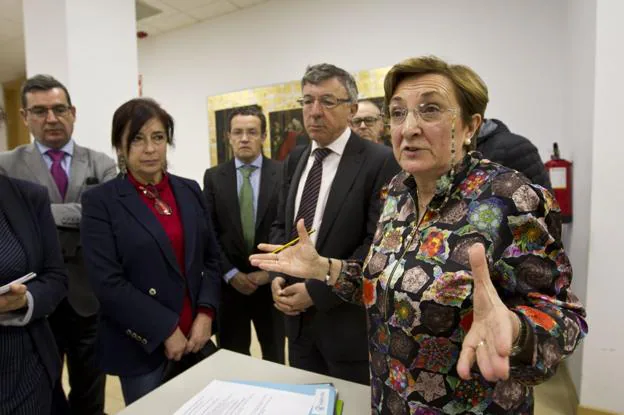La consejera de Sanidad, María Luisa Real, acompañada del gerente, Julián Pérez Gil, y otros altos cargos.