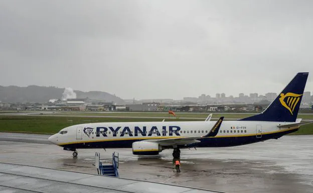 Un avión de la compañía irlandesa en el aeropuerto Seve Ballesteros.