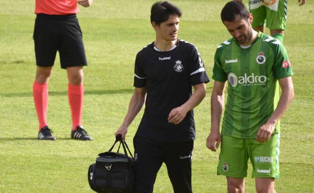 Antonio Tomás se retira lesionado del campo del Tudelano.