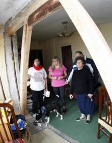 Imagen secundaria 2 - Suances descarta el desalojo en uno de los edificios en ruina, pero estudia el del otro