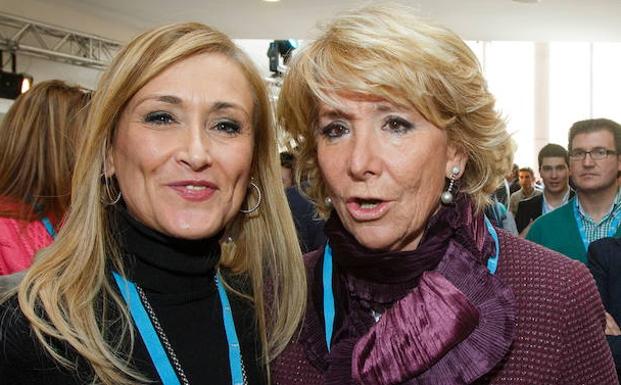 Fotografía de 2014 con Cristina Cifuentes, entonces presidenta de la Comunidad de Madrid, y Esperanza Aguirre en la Convención Nacional del Partido Popular en Valladolid. 